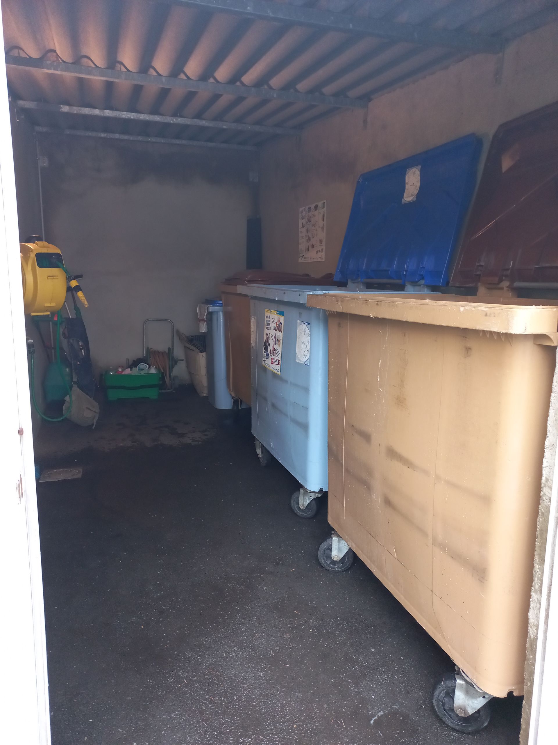 Local à poubelles d'une résidence collective