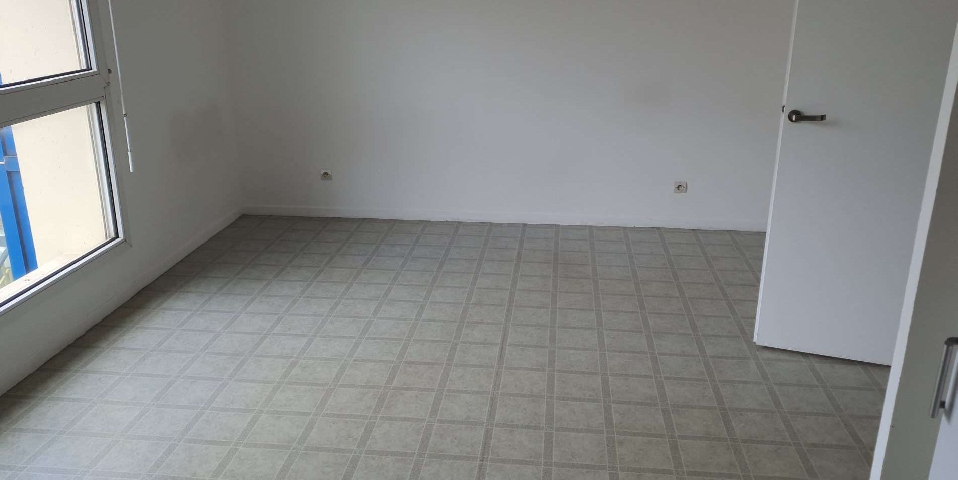 Pièce vide, nettoyage après un déménagement