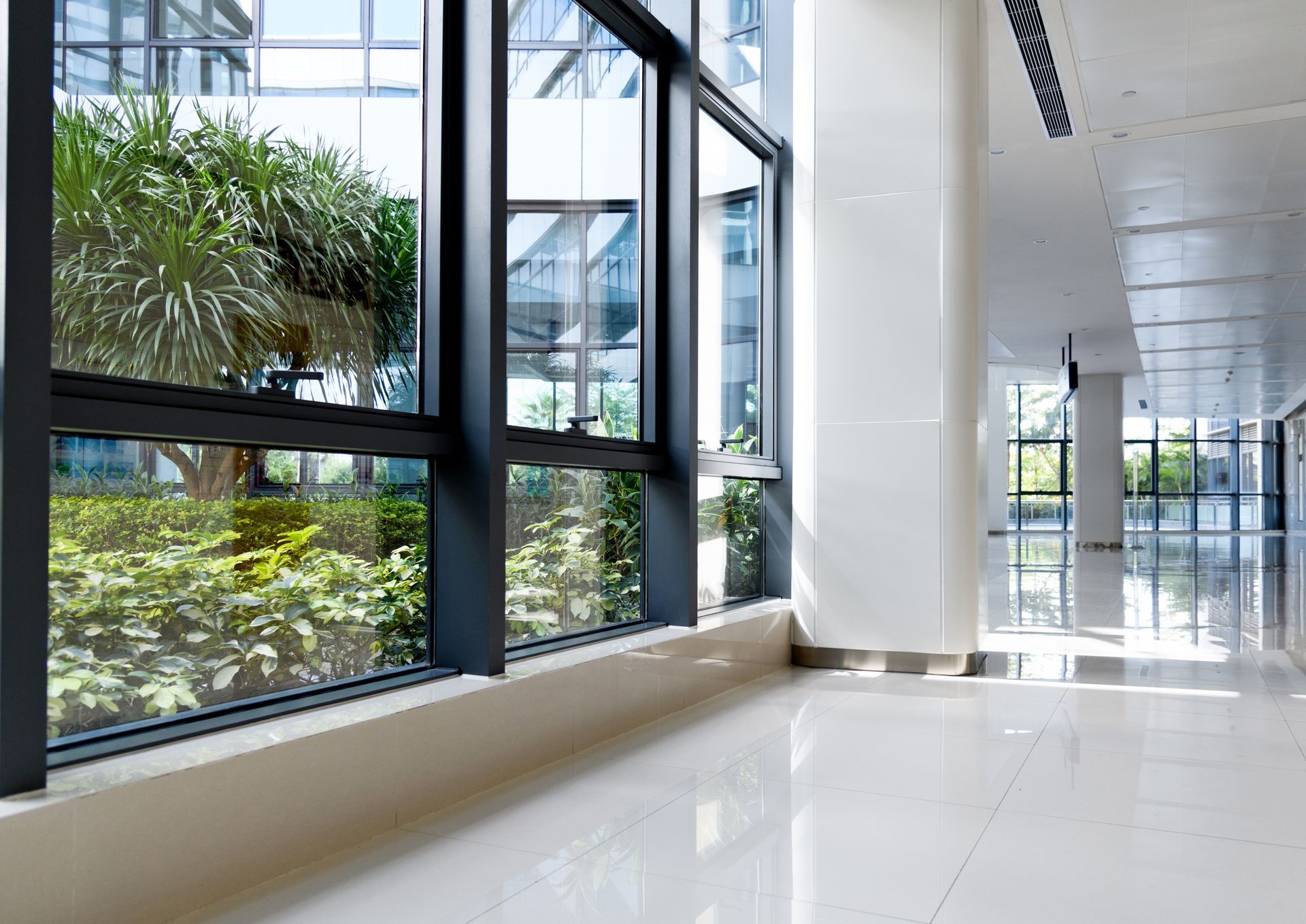 Espace collectif avec une paroi vitrée