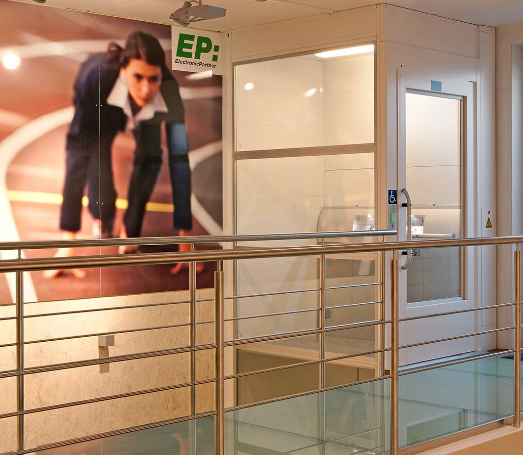 Intérieur de bureau moderne avec balustrade en verre, affiche murale et porte