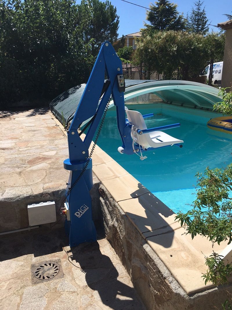 Un élévateur de piscine bleu s'étend au-dessus d'une piscine et est fixé à la terrasse.