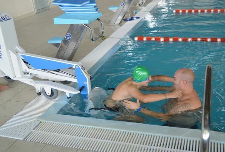 Personne à mobilité réduite dans une piscine