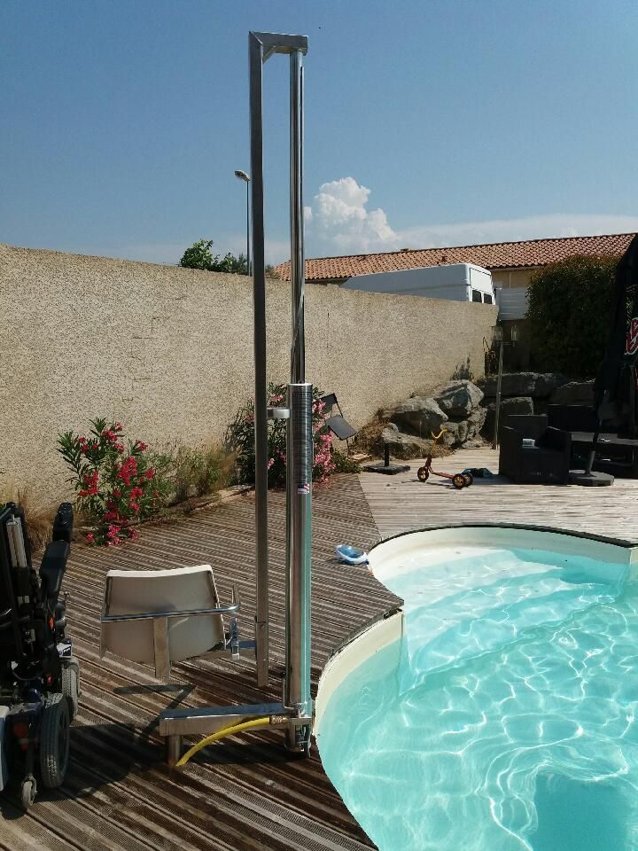 Élévateur de piscine installé au bord d'une piscine. Structure en acier inoxydable. Eau bleue. Journée ensoleillée.