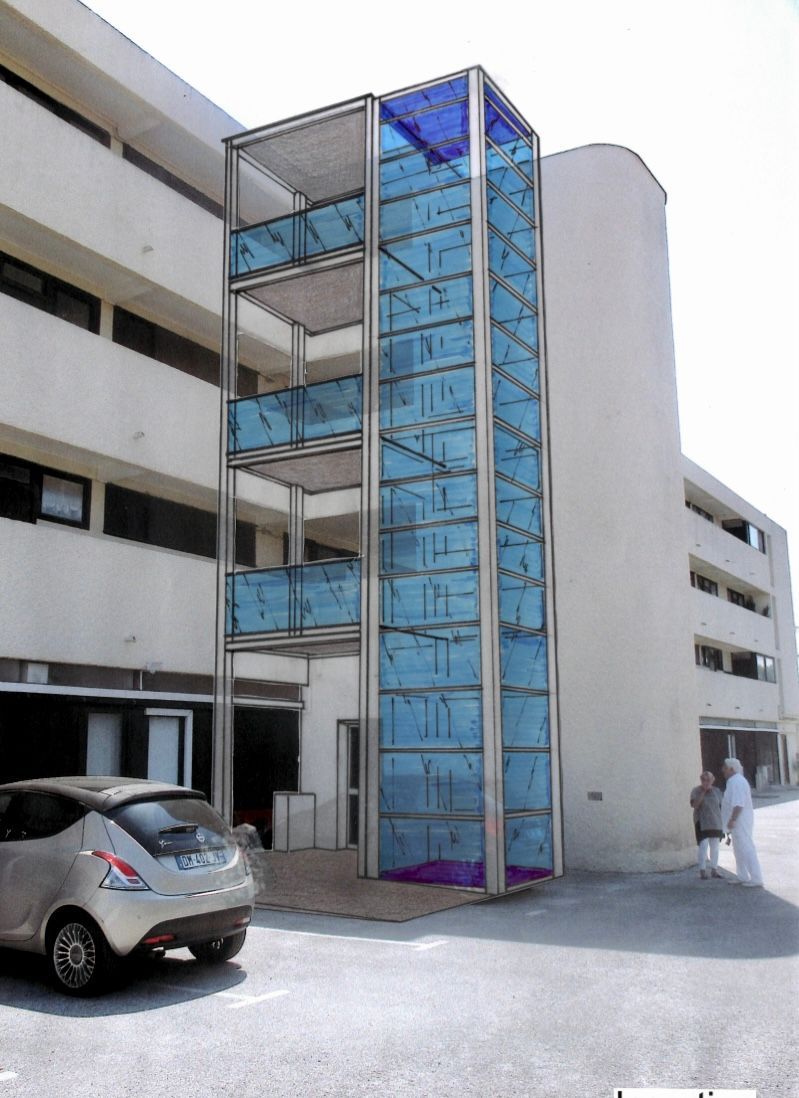 Extérieur d'un bâtiment avec un escalier fermé bleu et une voiture garée à proximité.