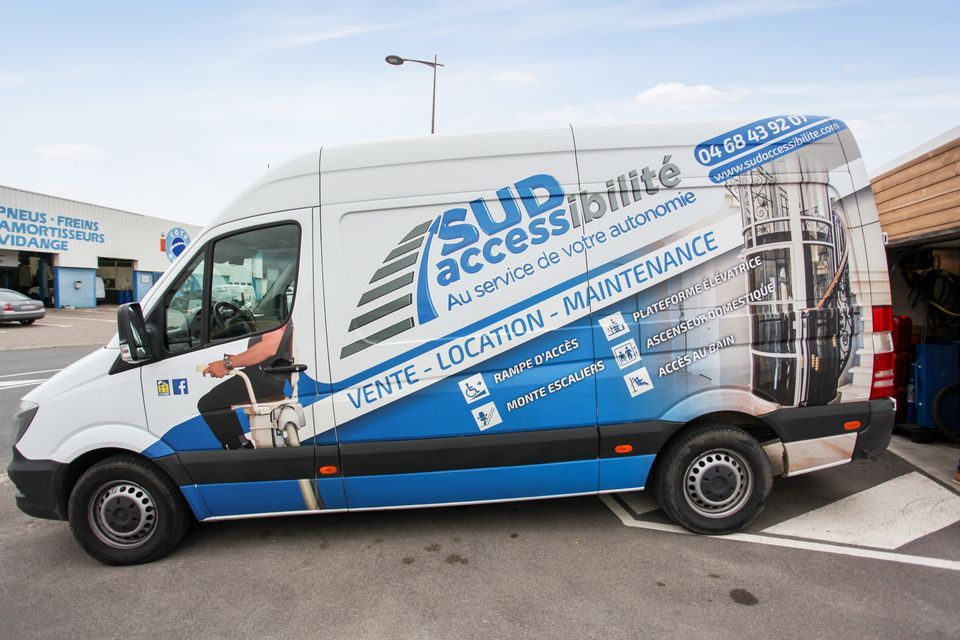 Camionnette avec logo de l'entreprise de Sud Accessibilité.