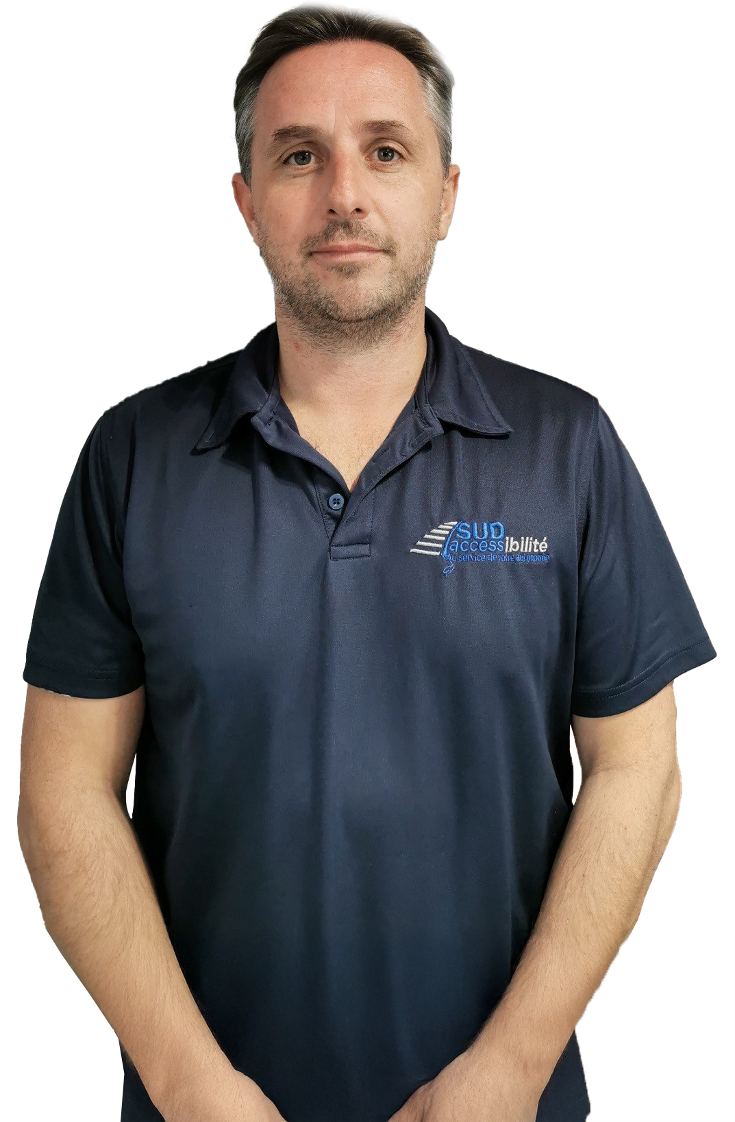 Homme debout sur fond blanc portant un polo bleu marine avec un logo