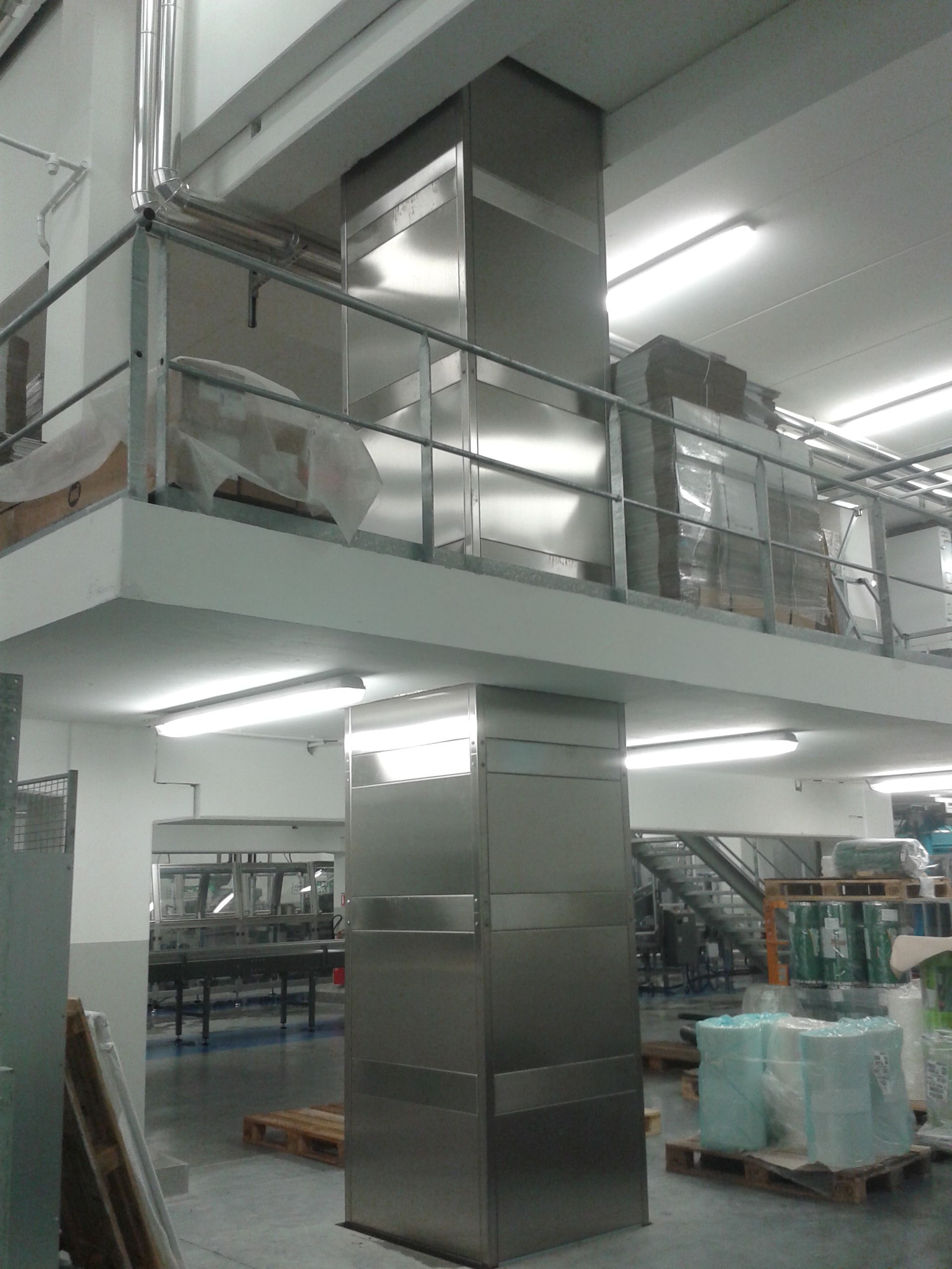 Système d'échappement en acier inoxydable installé en usine, sur deux niveaux, avec des rambardes métalliques.
