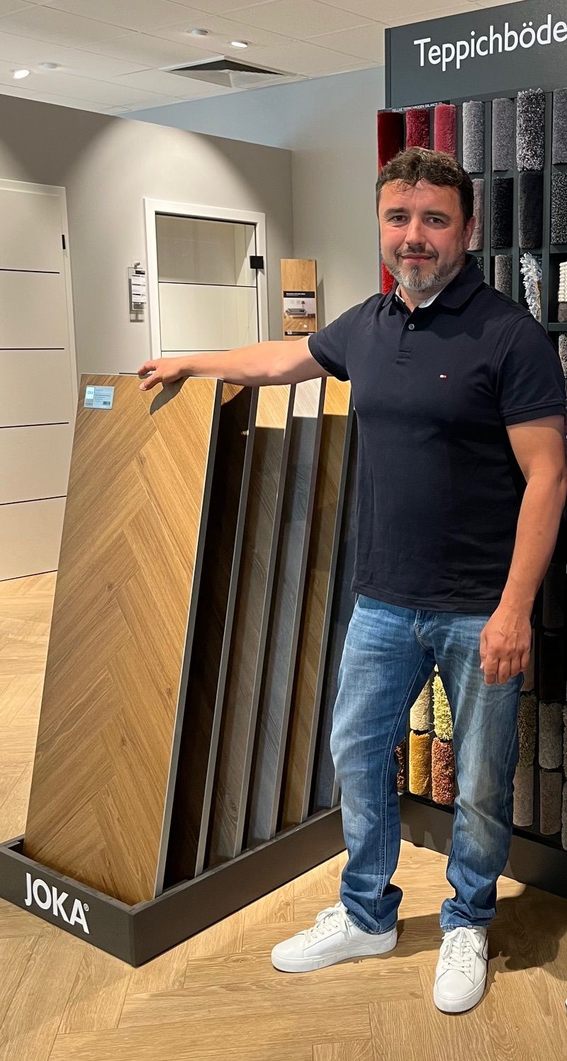 Tanzraum mit Fußboden in Holzoptik