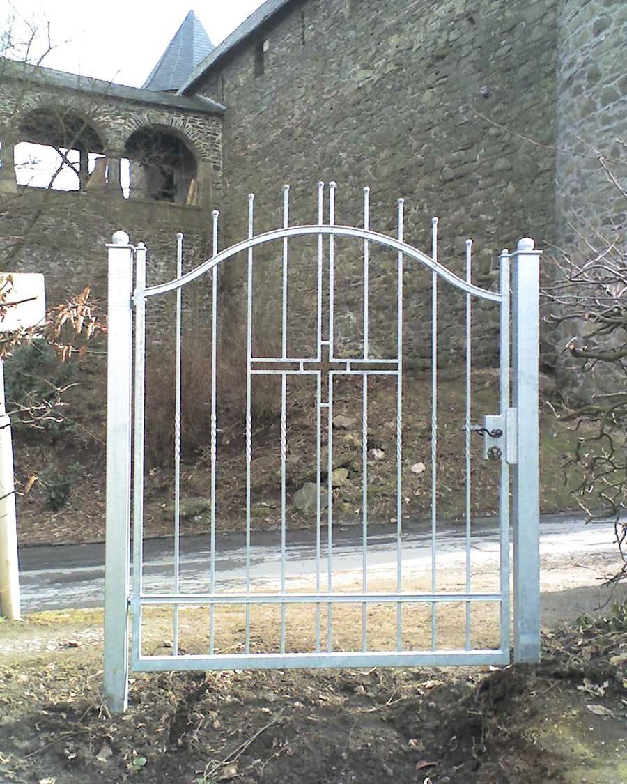Ein Metalltor vor einem Steingebäude