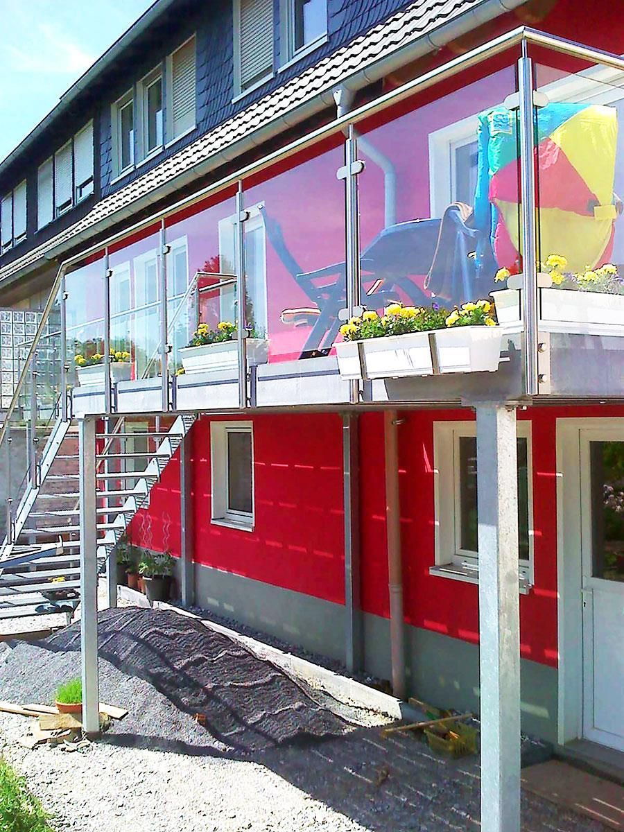 Ein rotes Gebäude mit Treppen, die hinaufführen