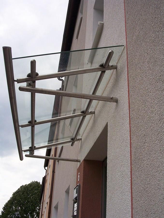 Ein Gebäude mit einem Glasdach an der Seite