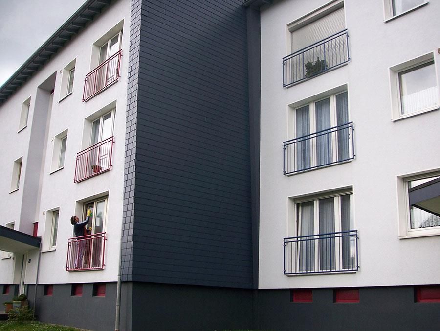 Ein Gebäude mit vielen Fenstern und Balkonen