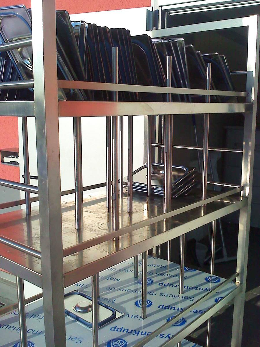 Ein Stapel Edelstahlregale voller Teller