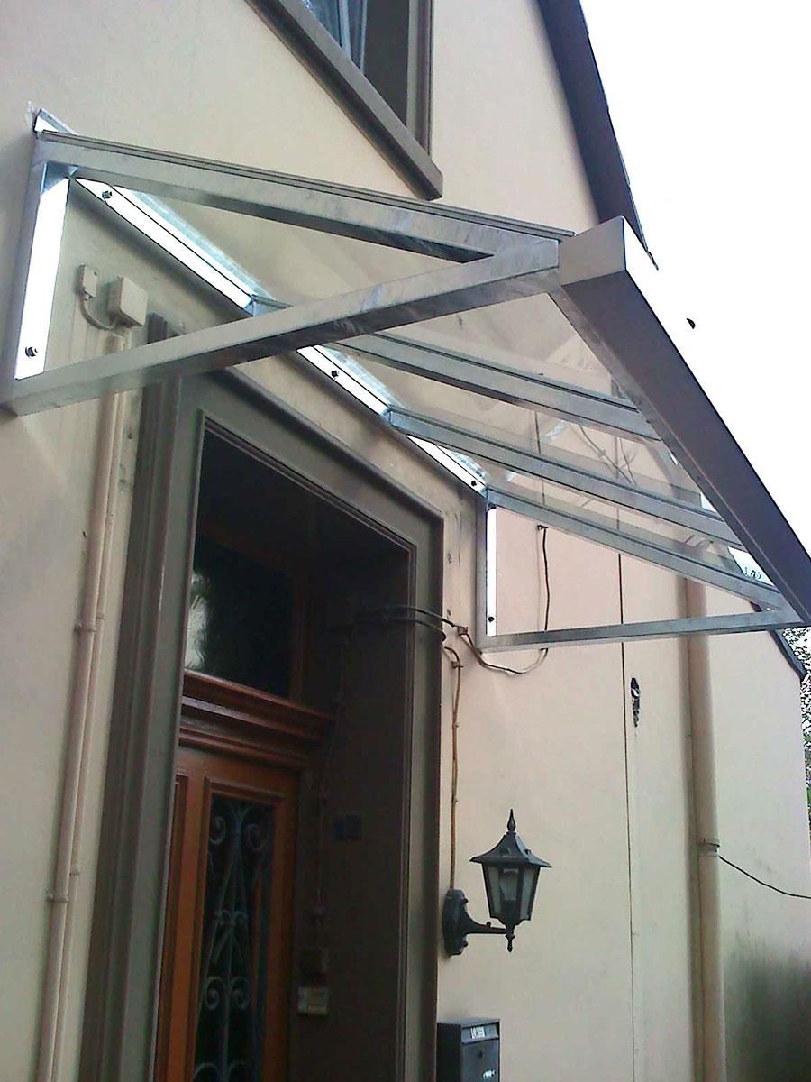 Eine Tür mit einem Baldachin darüber und einer Lampe