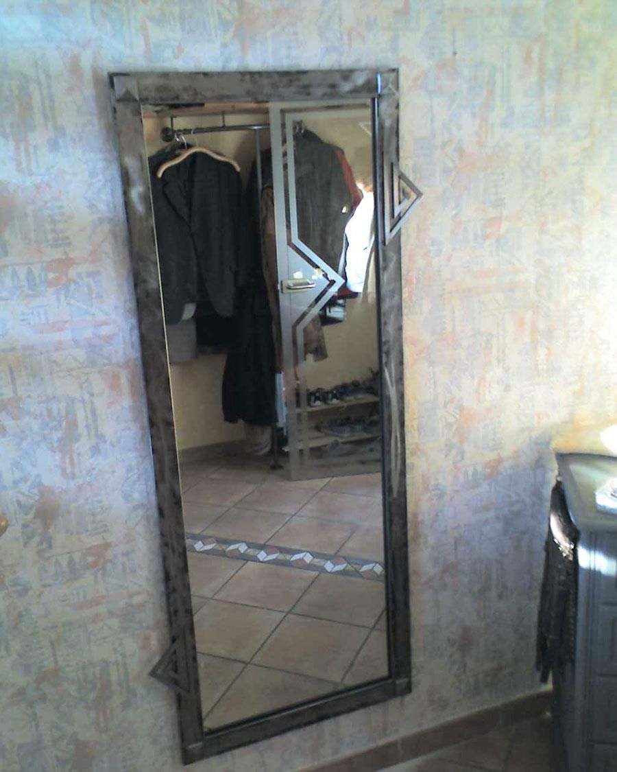 Ein Ganzkörperspiegel hängt an der Wand