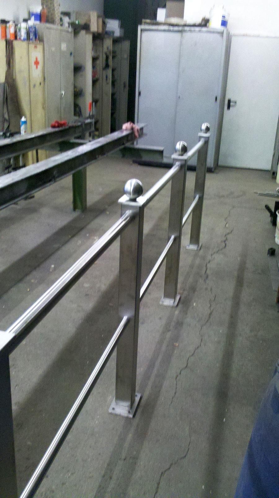 Ein Edelstahlgeländer steht in einem Raum