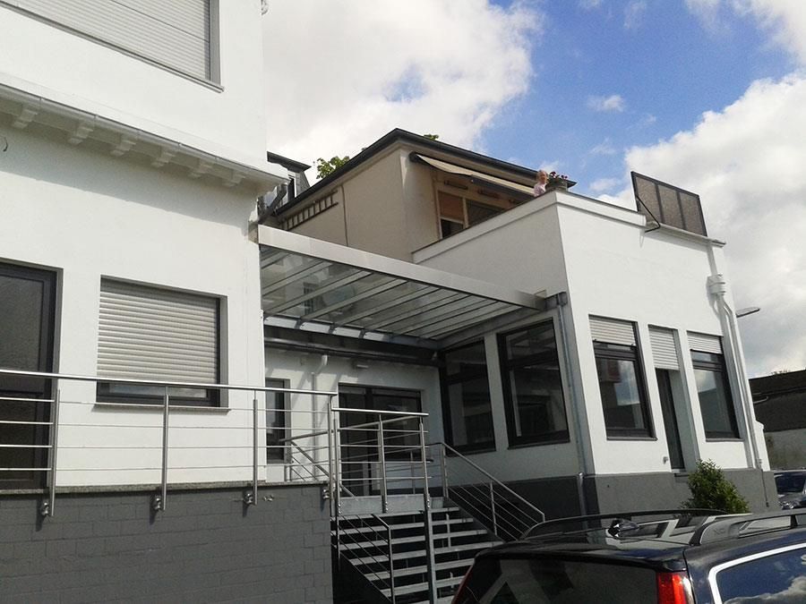 Ein Auto parkt vor einem weißen Gebäude