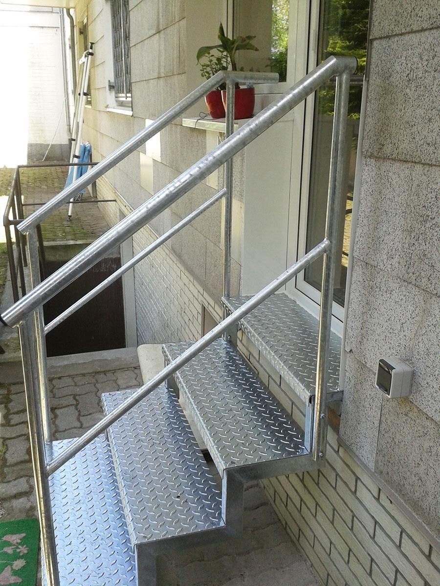 Eine Treppe mit Edelstahlgeländer