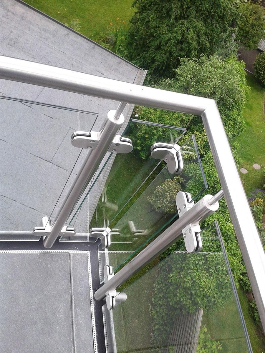 Eine Luftaufnahme eines Balkons mit einem Glasgeländer