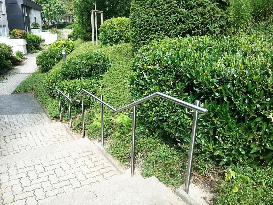Eine Treppe mit Edelstahlgeländer