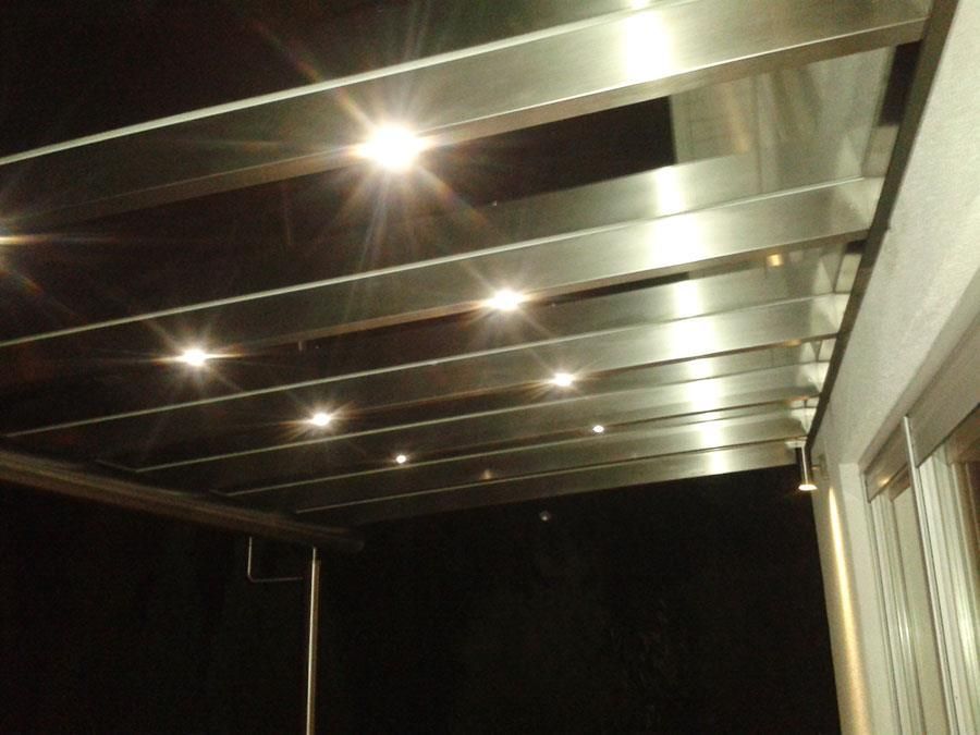 Eine Decke mit vielen Lichtern