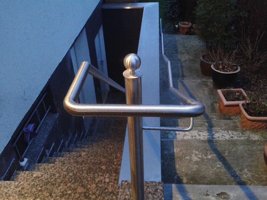 Ein Edelstahlgeländer an einer Treppe