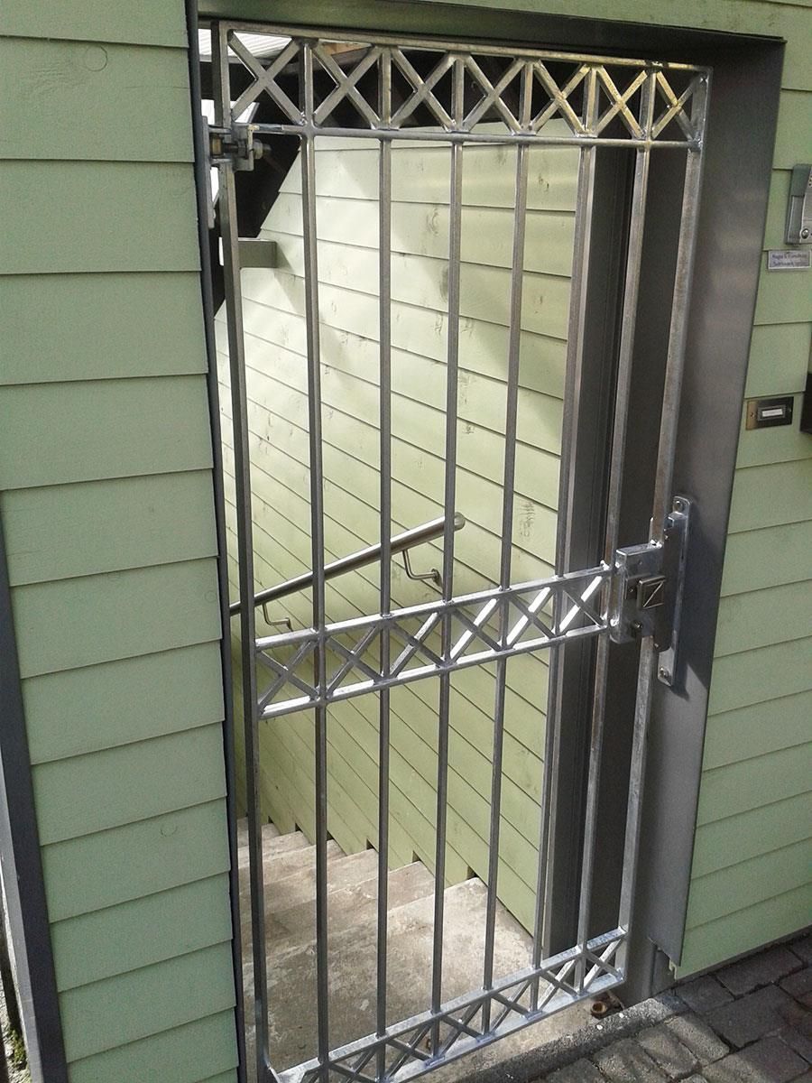 Ein Edelstahltor öffnet sich zu einer Treppe