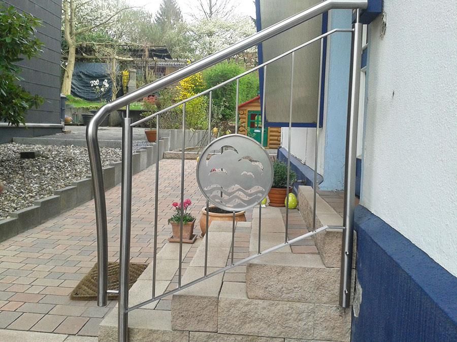 Ein Edelstahlgeländer an einer Treppe