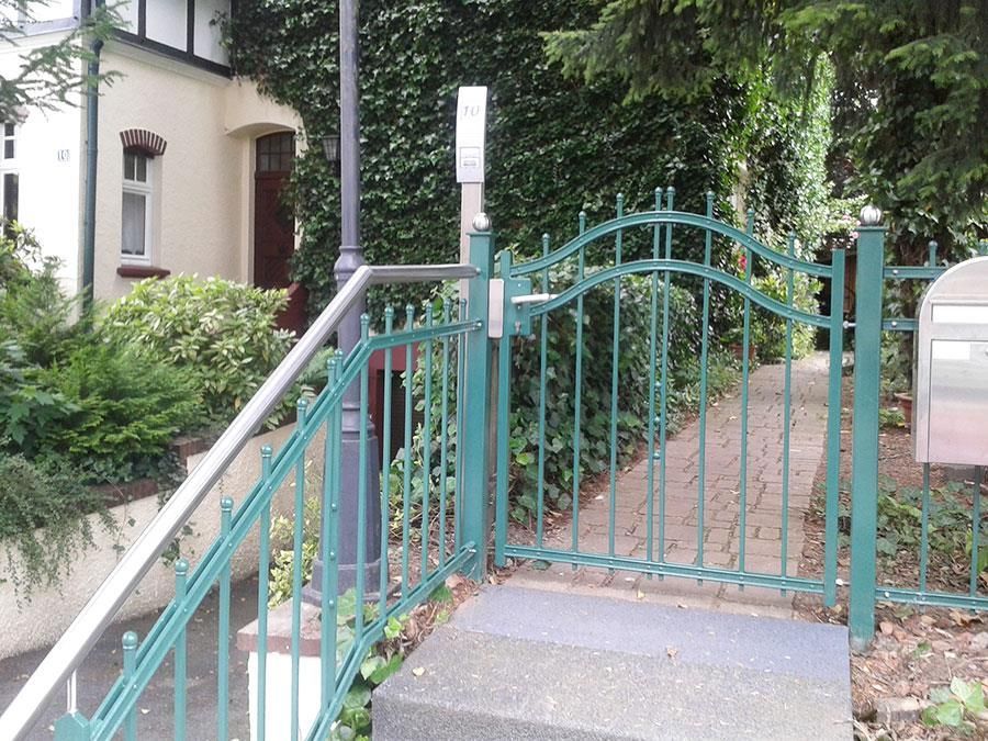 Ein grünes Tor mit Treppen, die hinaufführen