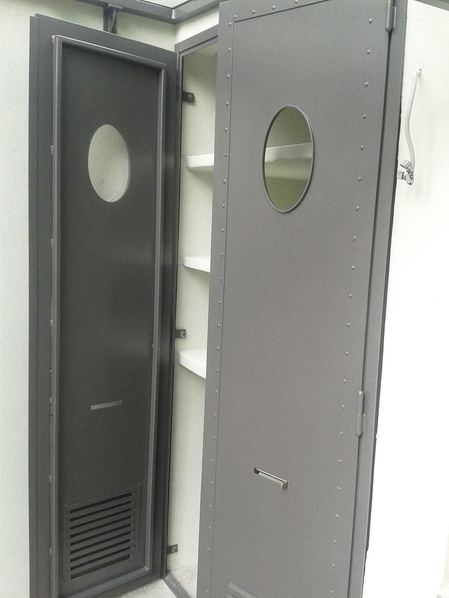 Eine Tür mit einem runden Fenster in der Mitte.