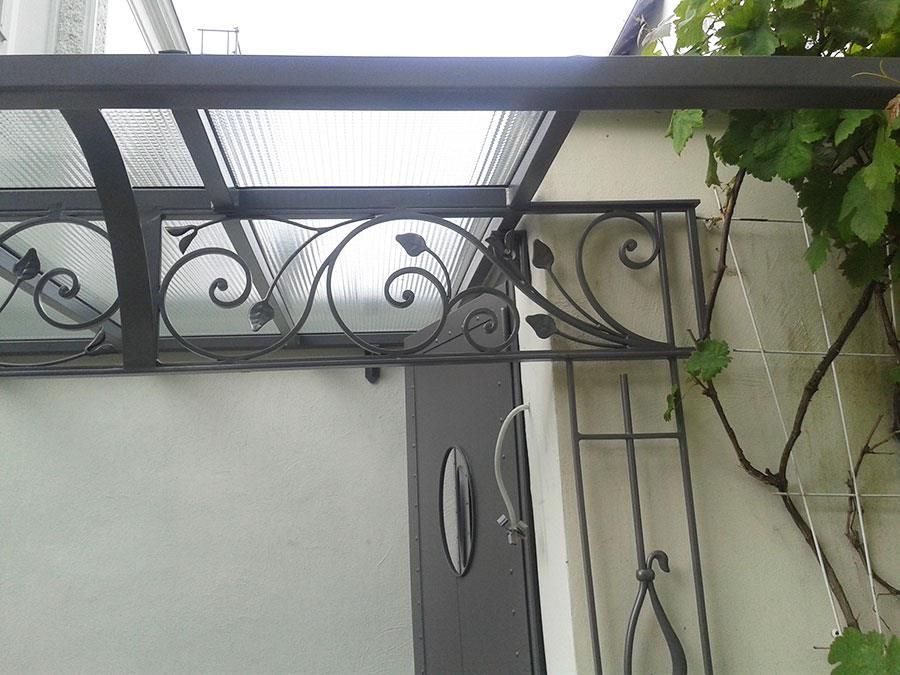 Eine Tür mit einem schmiedeeisernen Vordach darüber