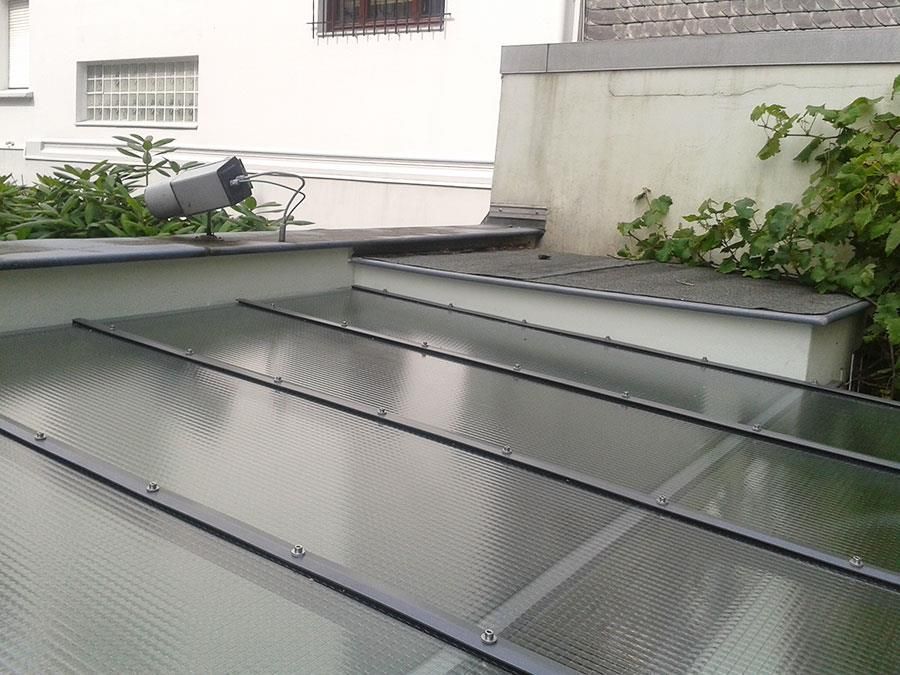 Ein durchsichtiges Dach mit einer Kamera darauf