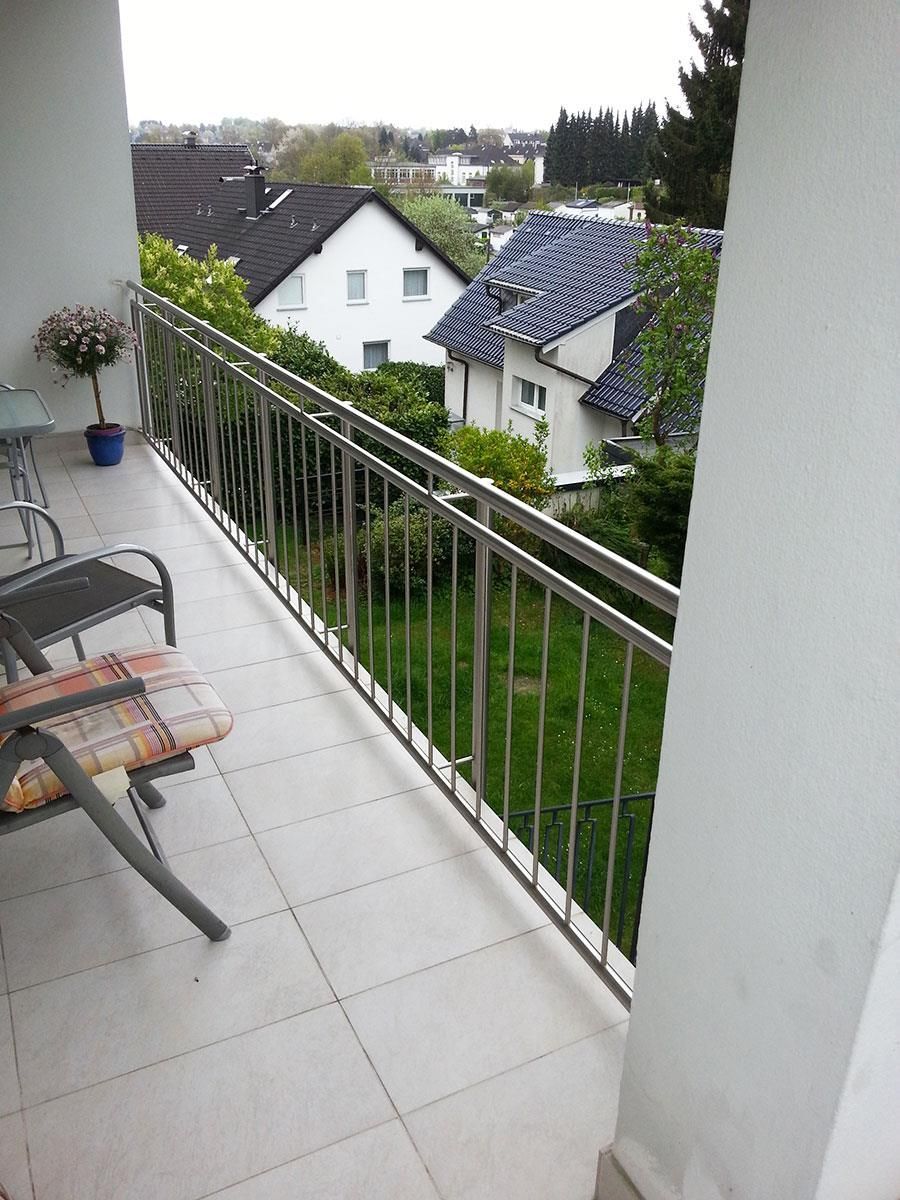 Ein Balkon mit Blick auf ein Wohngebiet
