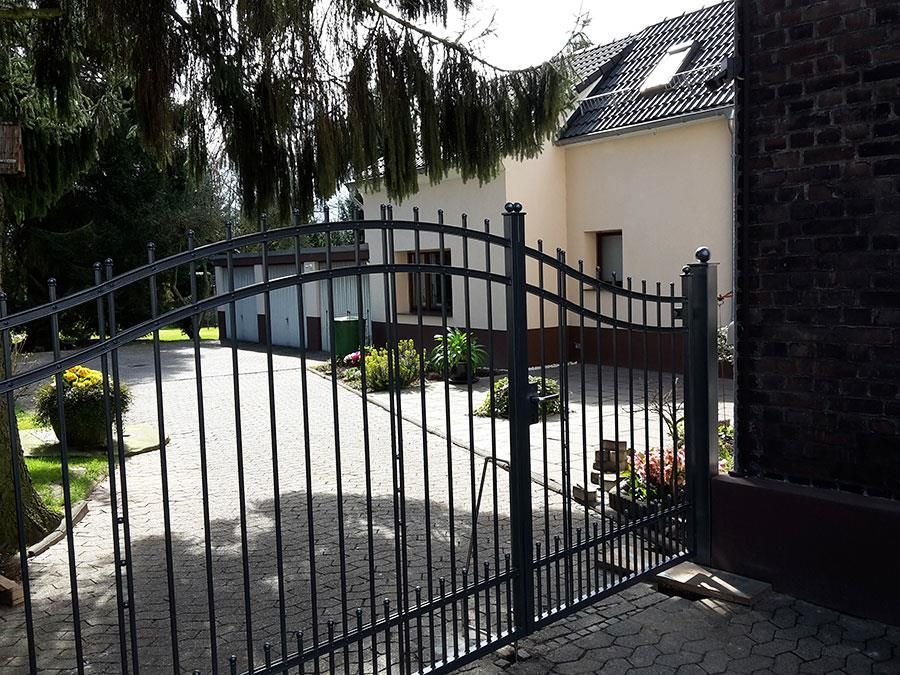 Ein schmiedeeisernes Tor vor einem Haus