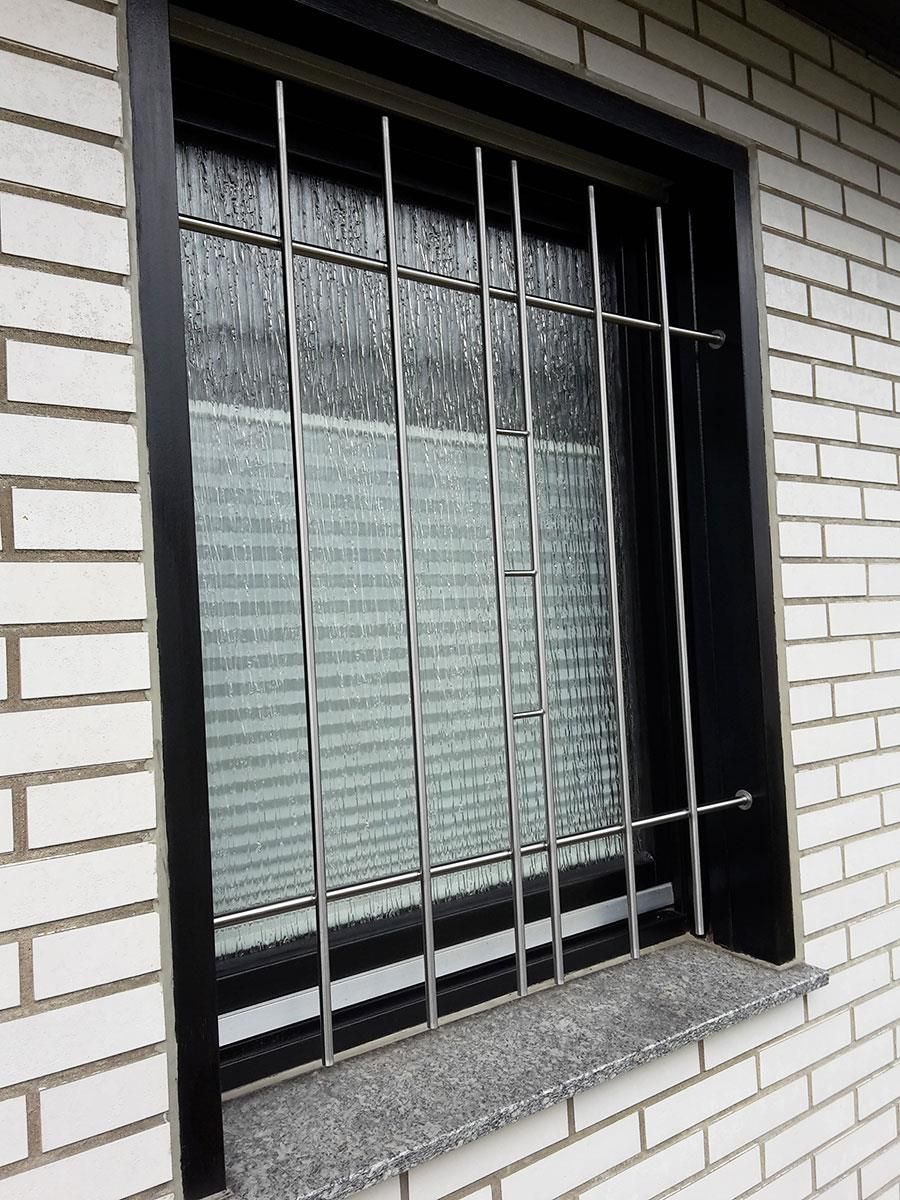 Ein Fenster mit einem Edelstahlgitter darauf