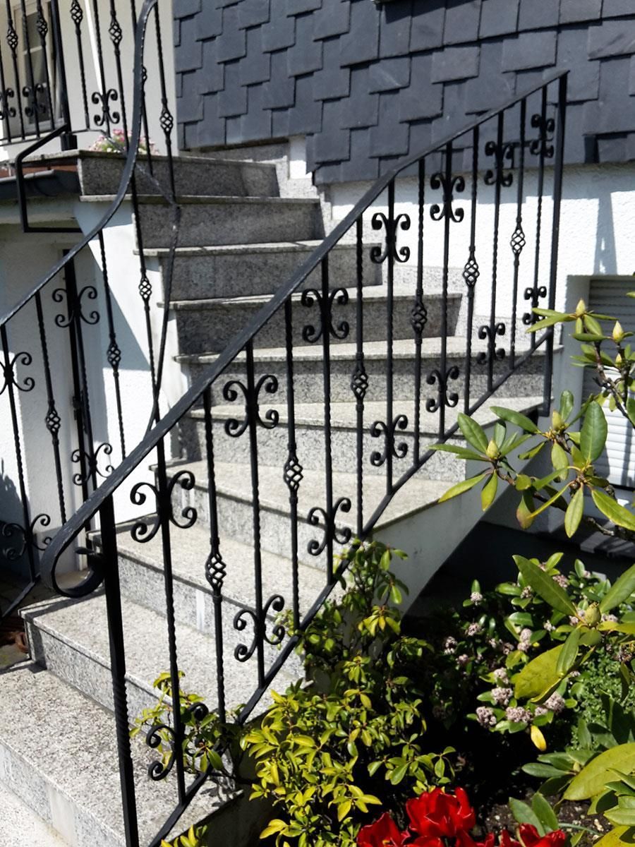 Eine Treppe mit einem schmiedeeisernen Geländer