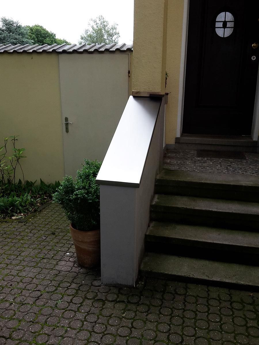 Eine Topfpflanze steht neben einer Treppe