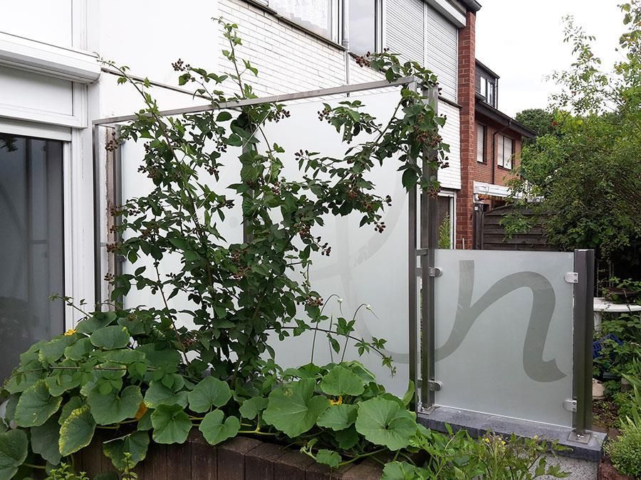 Ein weißer Zaun mit dem Buchstaben H darauf