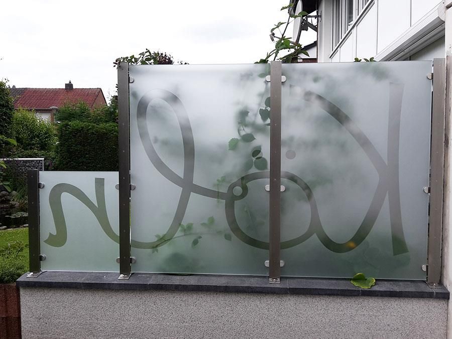 Ein Milchglaszaun mit dem Buchstaben n darauf