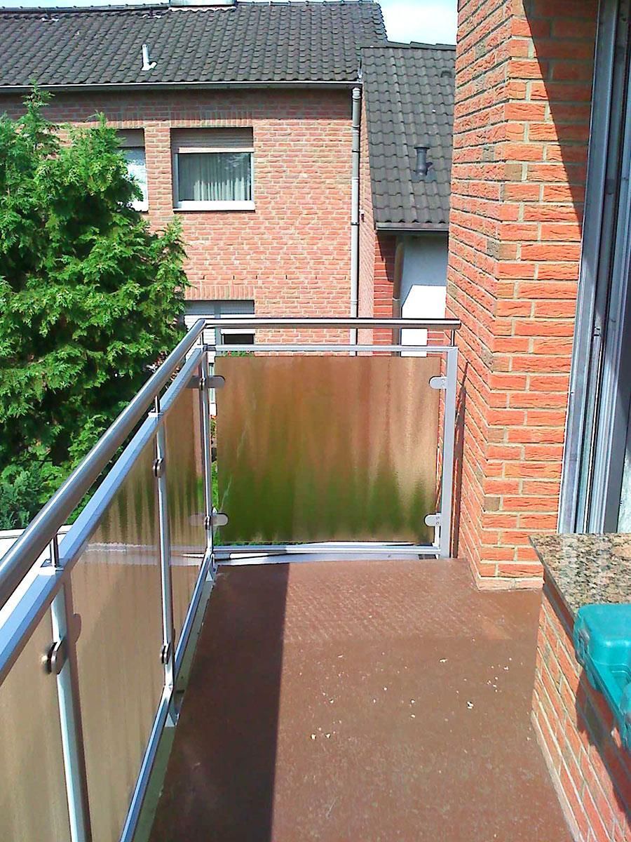 Ein Balkon mit einem Backsteingebäude im Hintergrund