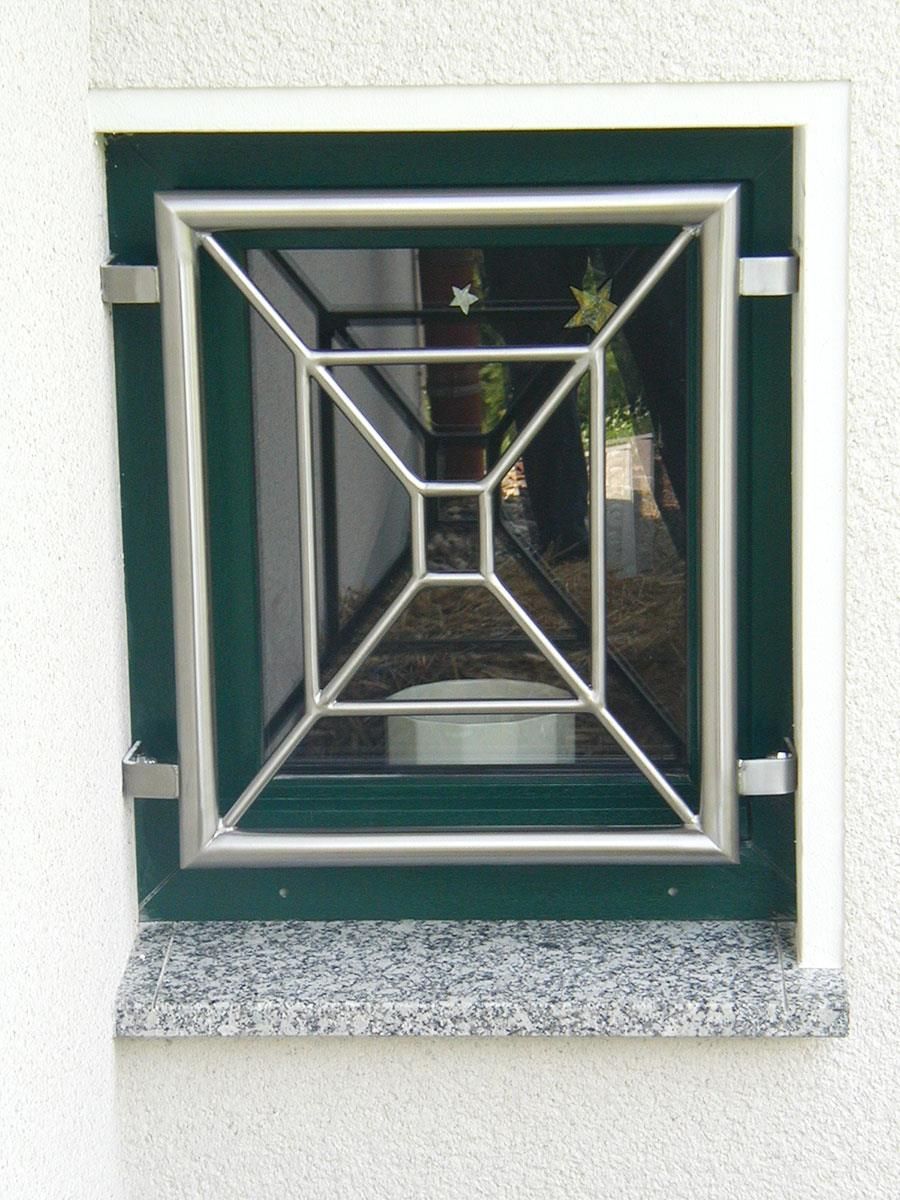 Ein quadratisches Fenster mit einem Edelstahlrahmen