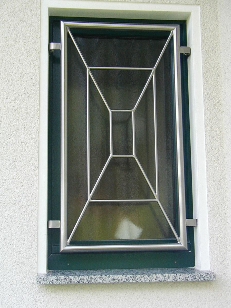 Ein Fenster mit einem Edelstahlgitter darauf