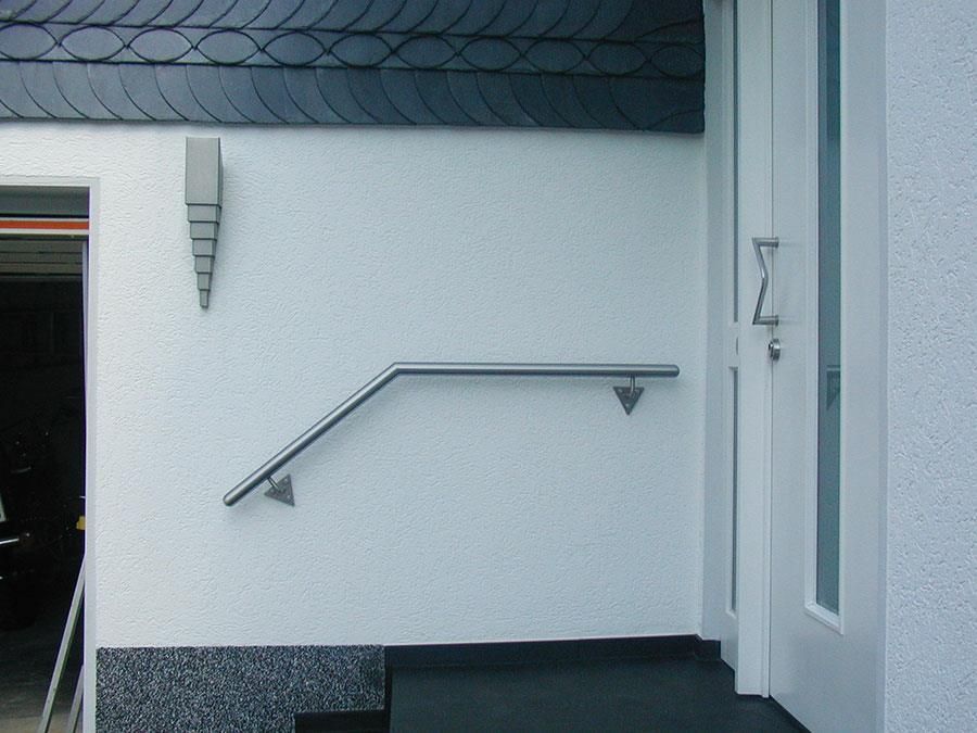 Ein weißes Gebäude mit Schieferdach und Metallgeländer