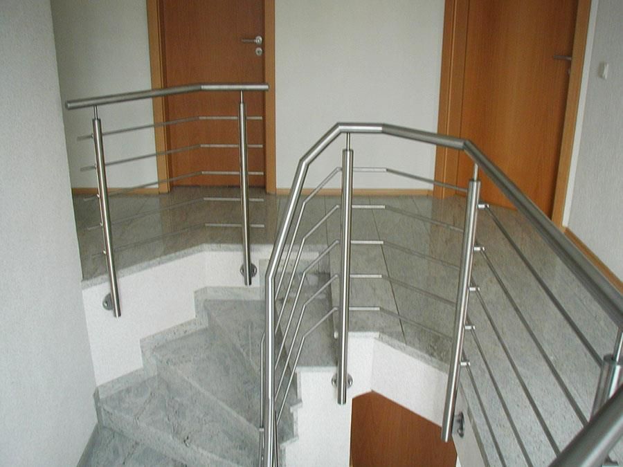 Eine Wendeltreppe mit Edelstahlgeländer