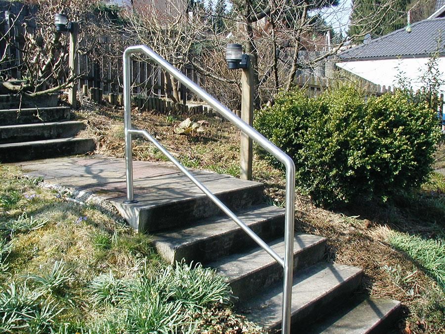 Eine Treppe mit Edelstahlgeländer