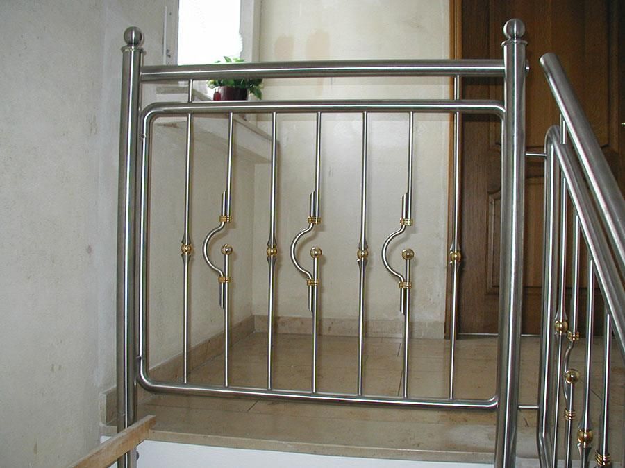 Ein Edelstahlgeländer an einer Treppe
