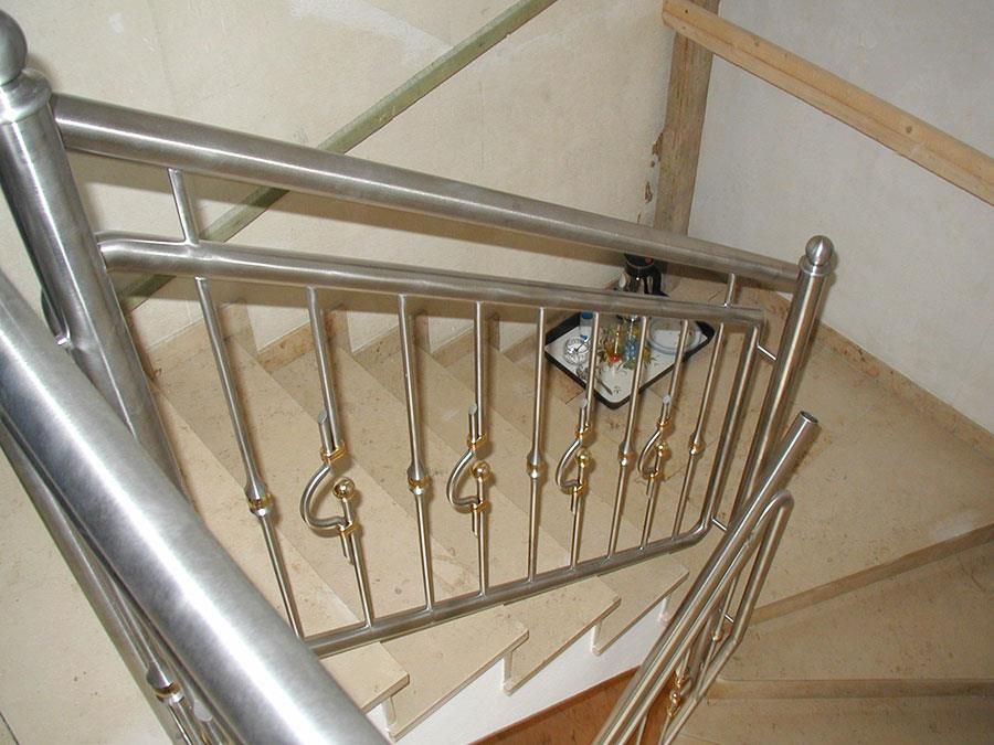 Ein Edelstahlgeländer an einer Treppe