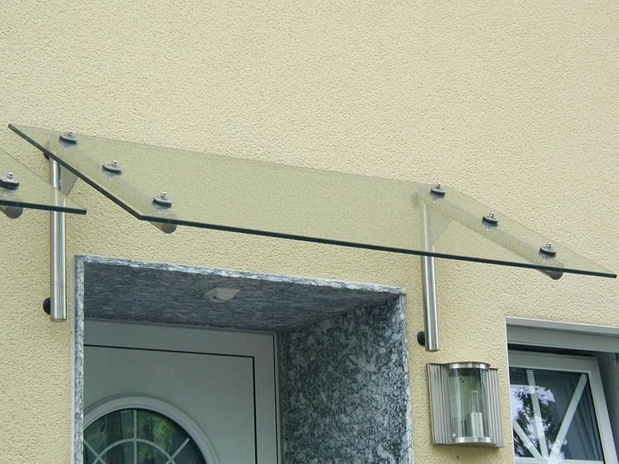 Eine Tür mit einem Glasdach darüber