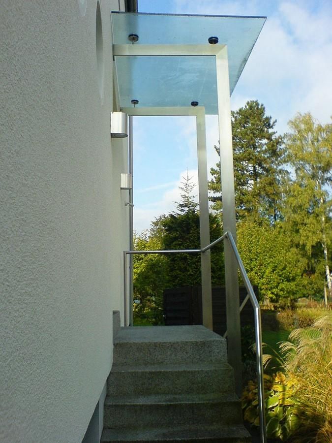 Eine Treppe mit Glasdach und Edelstahlgeländer
