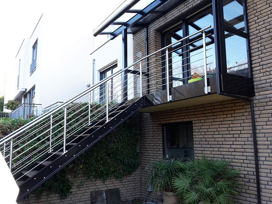 Ein Backsteingebäude mit Treppen, die zu einem Balkon führen